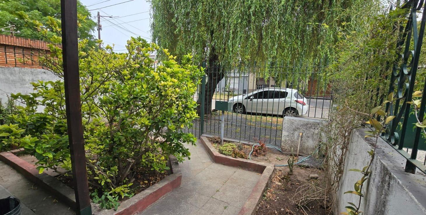 Casa con amplio galpon o taller