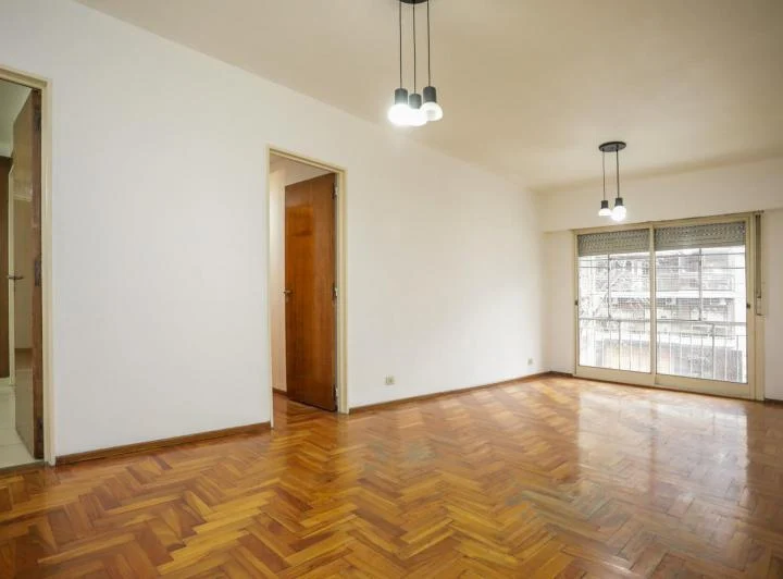 Alquiler - Departamento de Tres Ambientes con cochera en Villa Urquiza. Imperdible! 2
