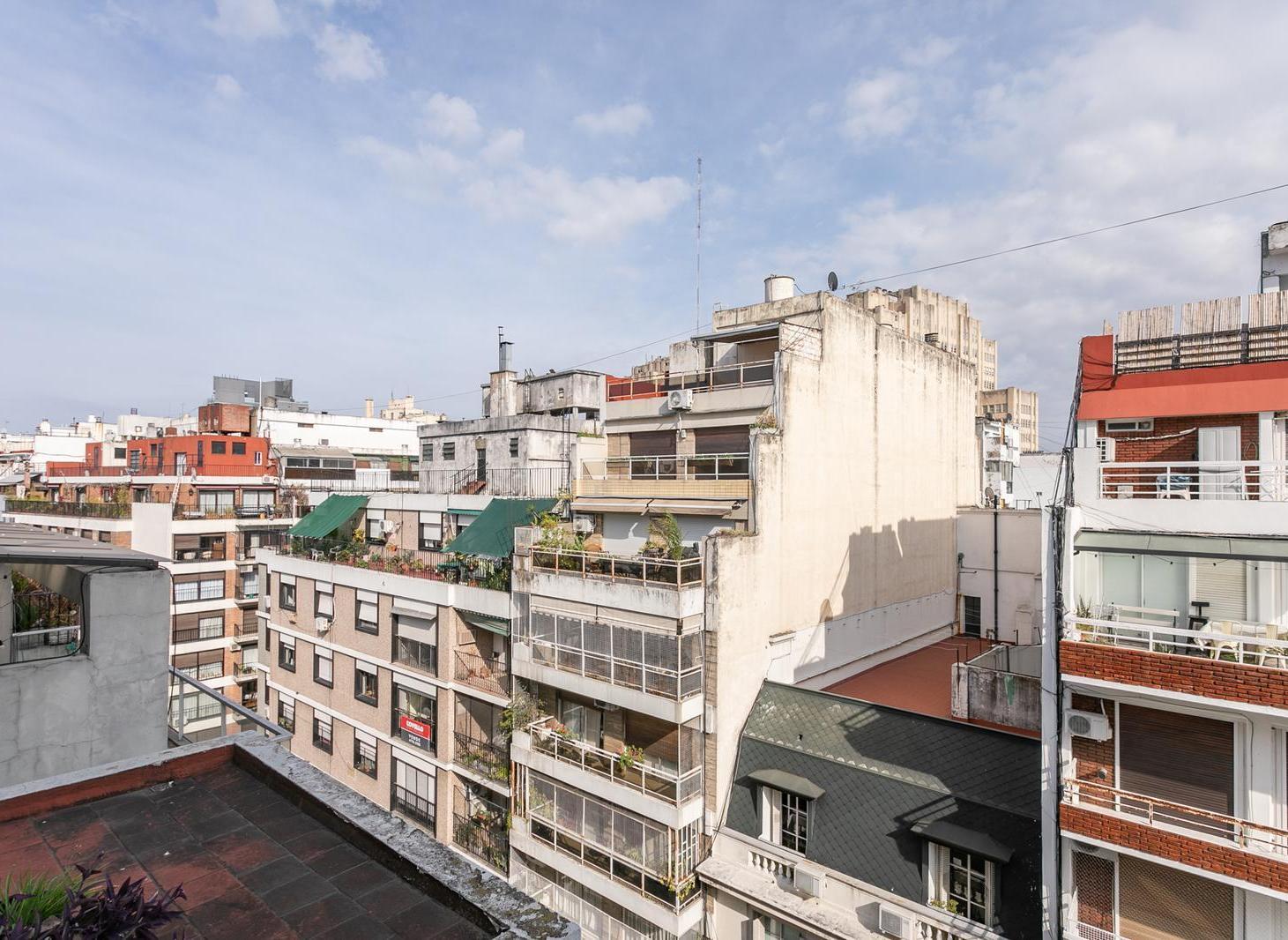 Alquiler - Monoambiente al frente en piso alto sobre Ayacucho al 1000 en Recoleta.