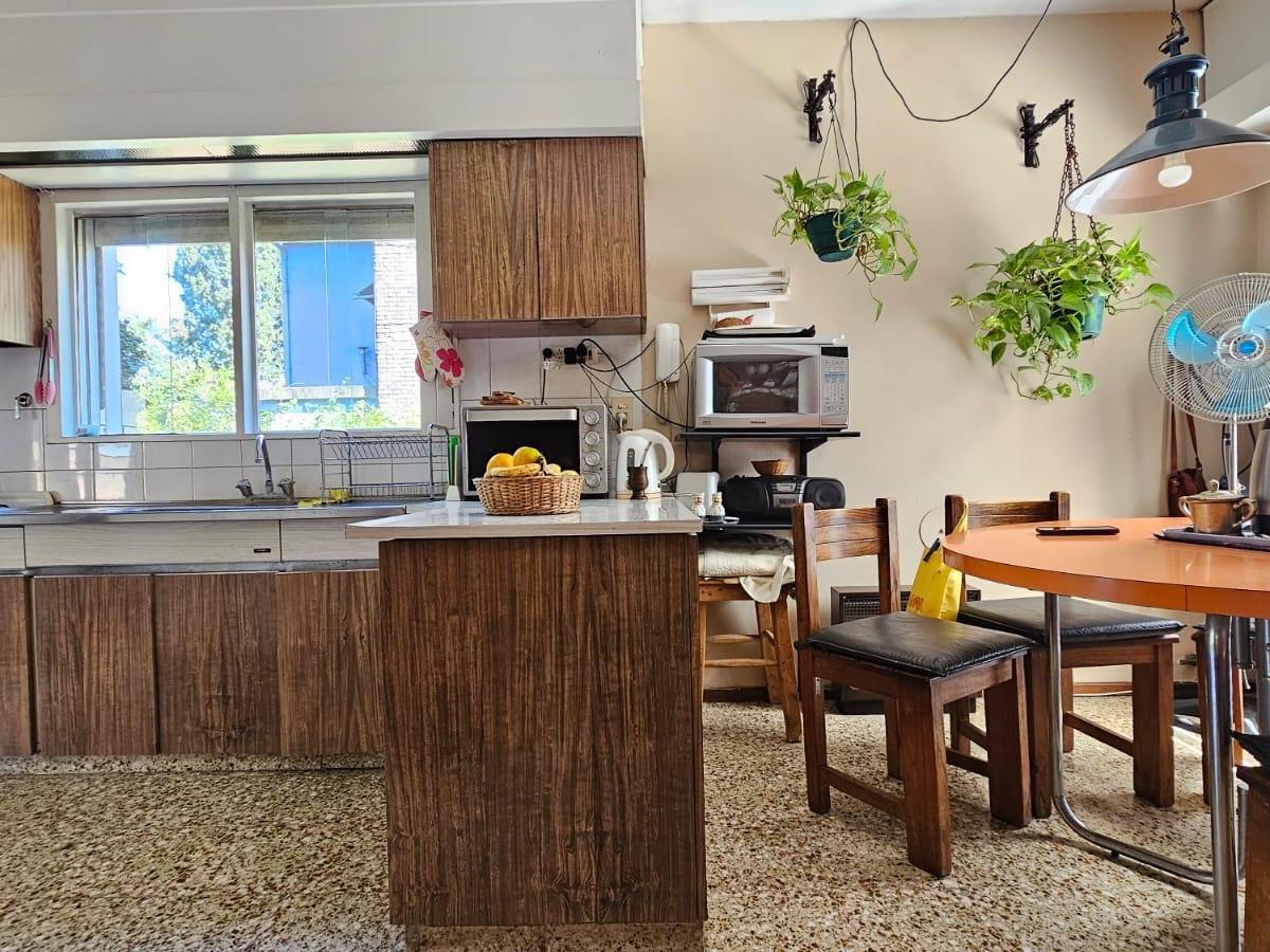 Foto de CASA EN VENTA EN LUJÁN 4 DORMITORIOS, GALERÍA CON PARRILLA, JARDÍN Y, imagen 2