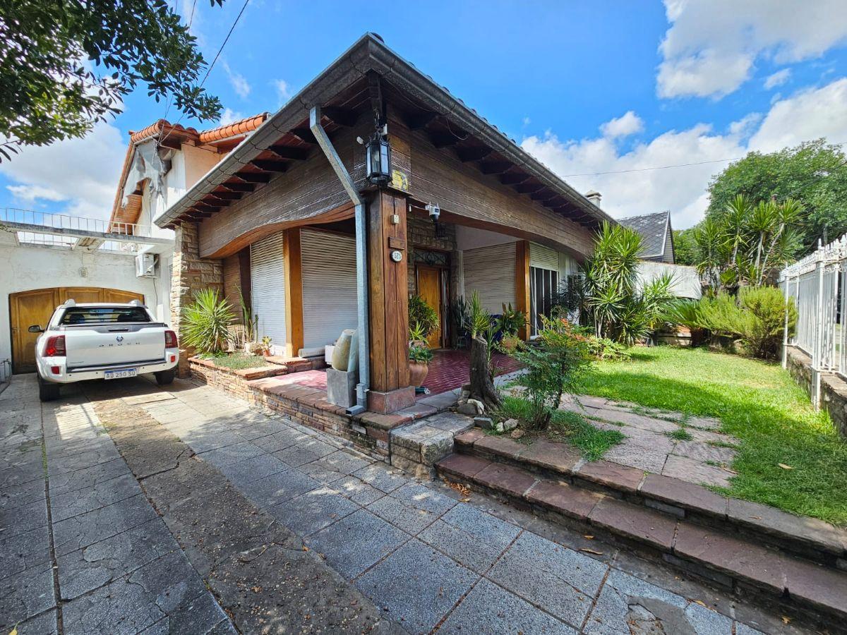 CASA EN VENTA CON JARDIN Y GARAJE