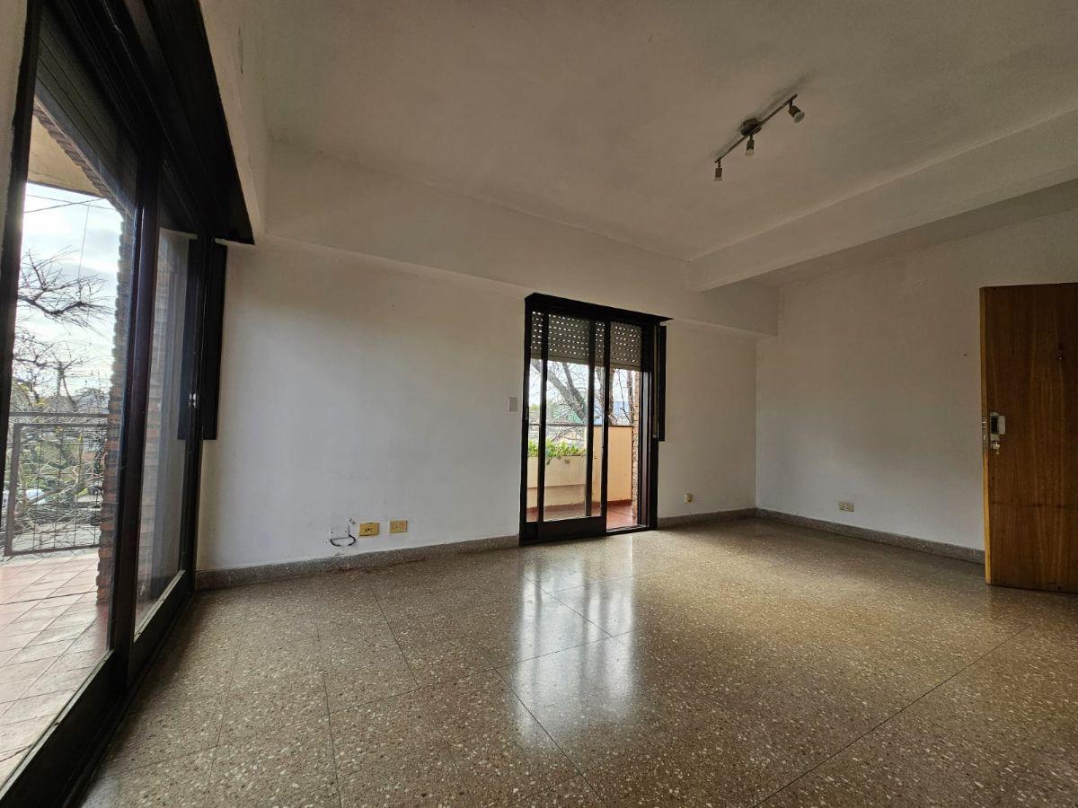 Foto de PH con 1 dormitorio y gran balcón en alquiler en Martínez, imagen 1