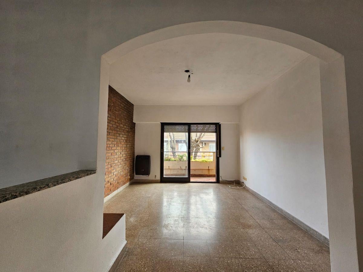 Foto de PH de 2 ambientes con balcón y patio en alquiler en Martínez, imagen 3