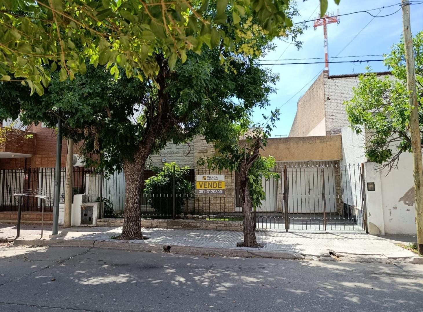 EXCELENTE UBICACION - IMPORTANTE INMUEBLE A RECICLAR