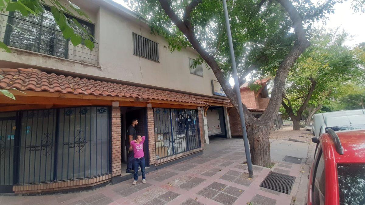 CASA CON LOCAL COMERCIAL EN EL CORAZÓN DE LA SEXTA SECCIÓN MZA
