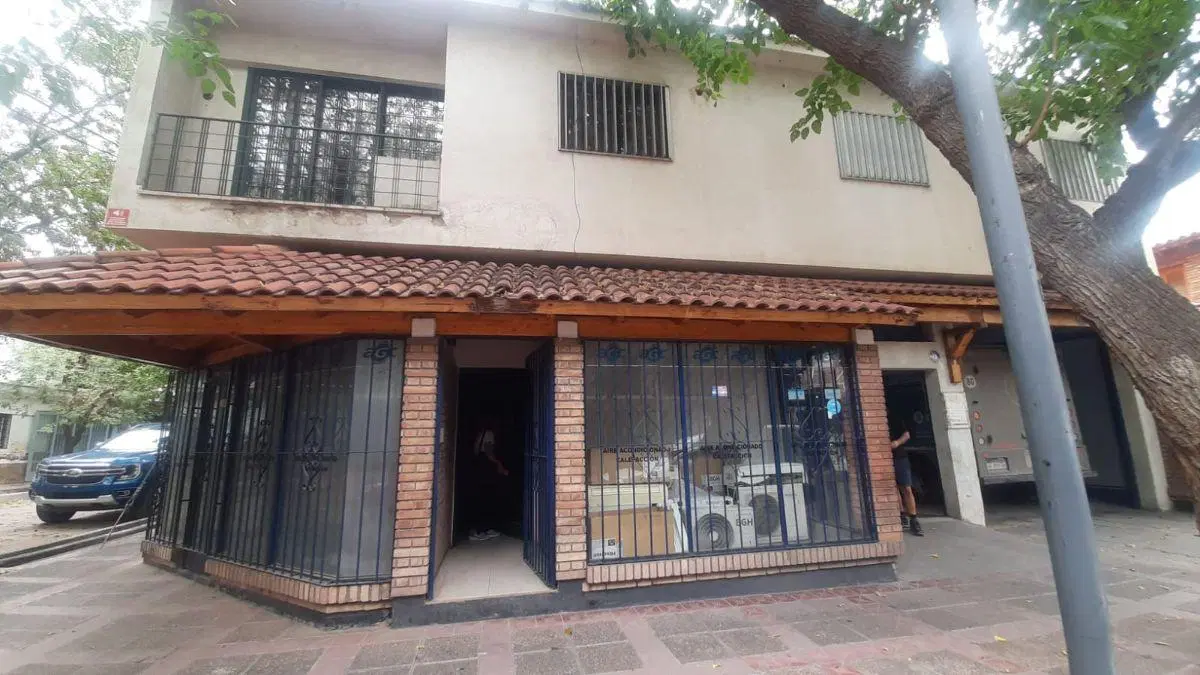 CASA CON LOCAL COMERCIAL EN EL CORAZÓN DE LA SEXTA SECCIÓN MZA 8