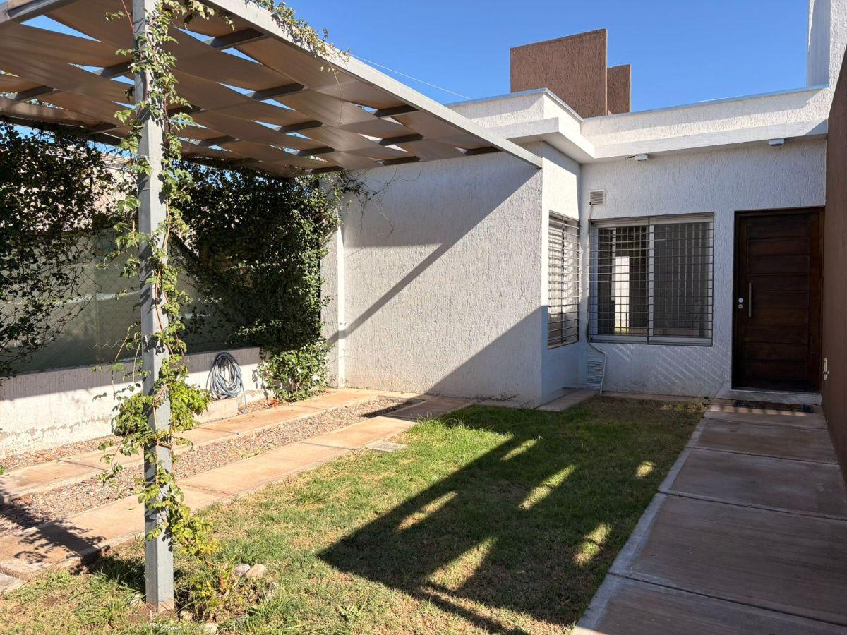 Casa en venta de 2 dormitorios en Barrio Privado Guaymallen. Posesion inmediata