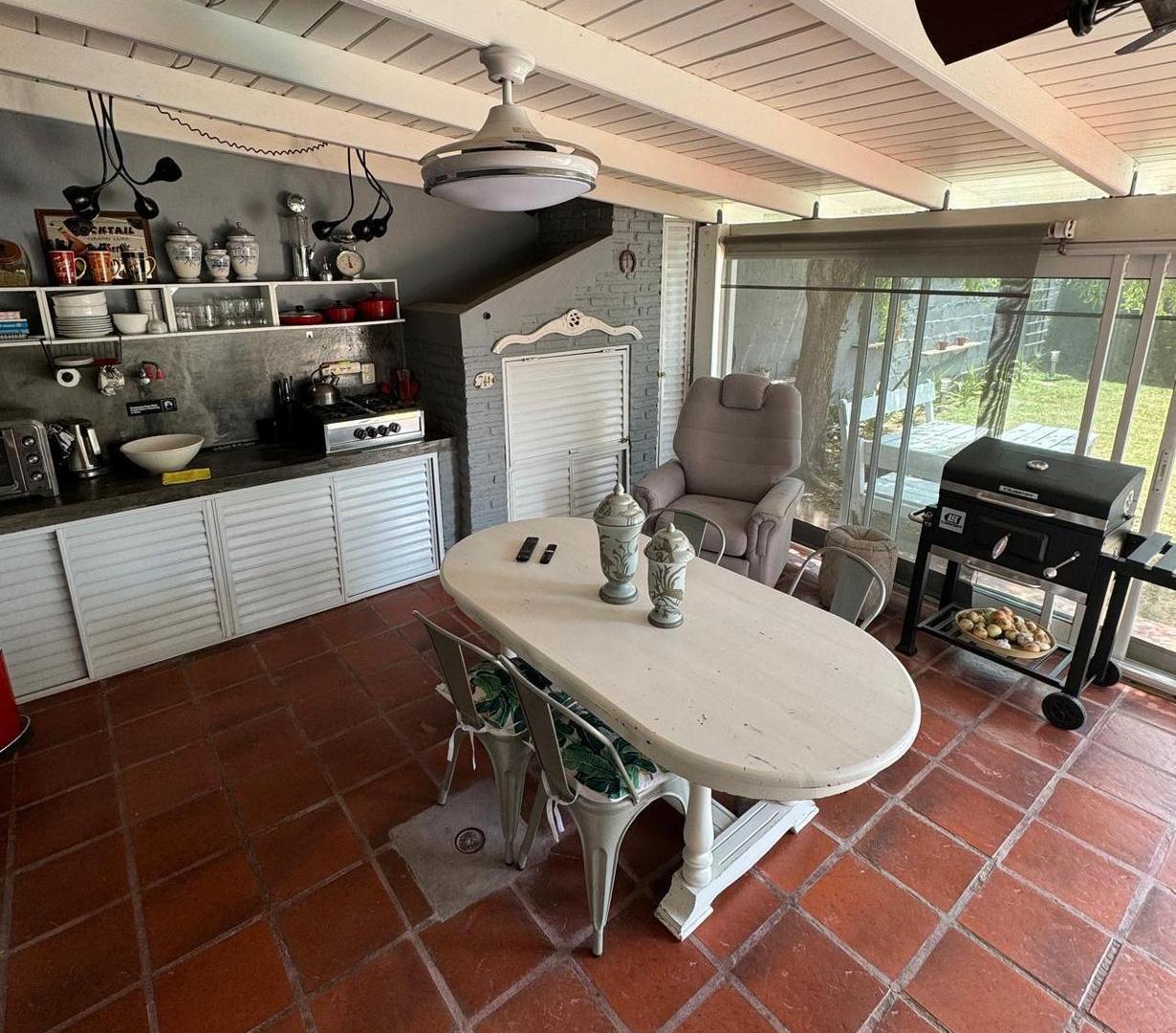 Foto de VENTA - Casa excelente de 4 dormitorios con oficina y jardin con pileta, imagen 2