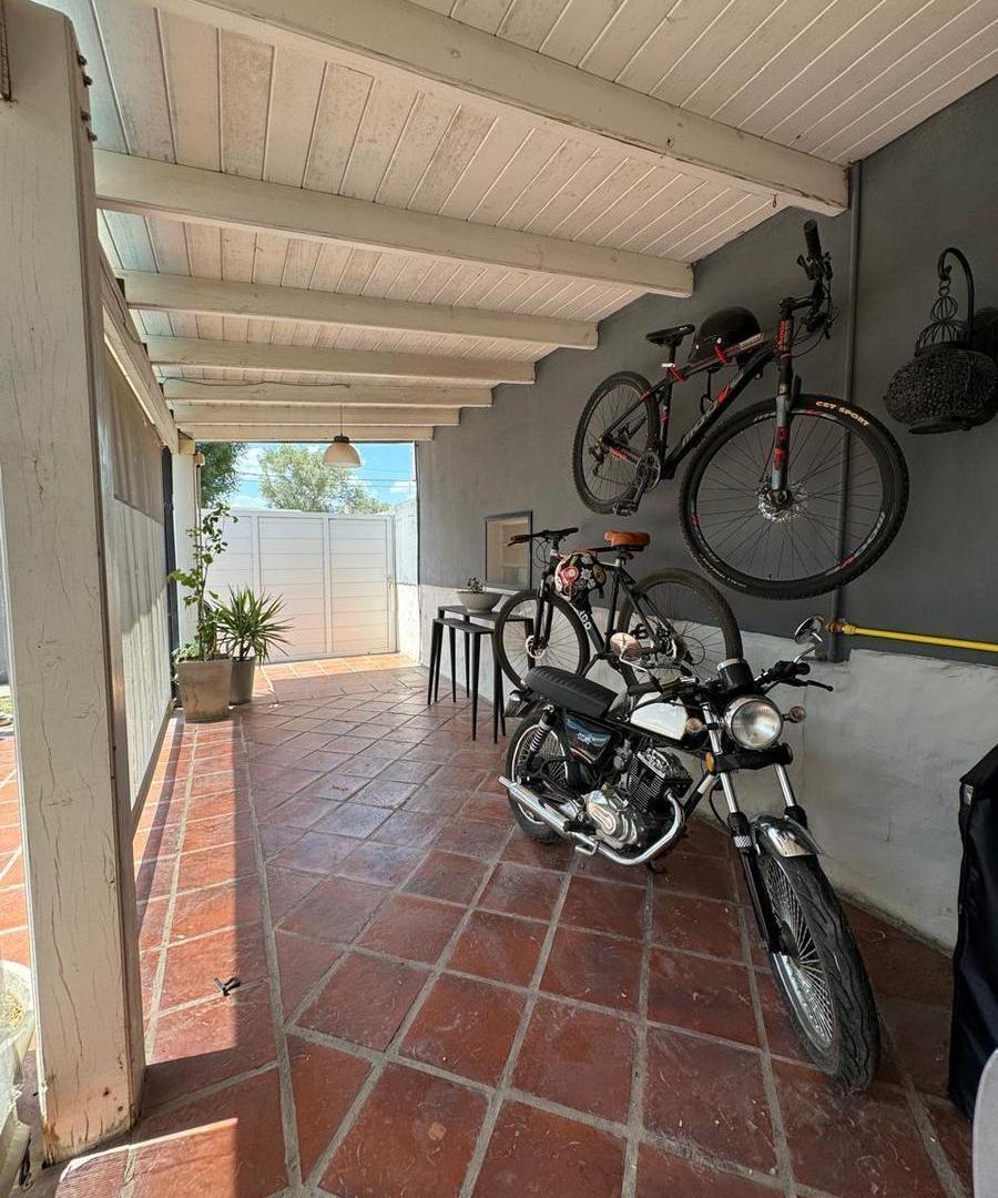 Foto de VENTA - Casa excelente de 4 dormitorios con oficina y jardin con pileta, imagen 5