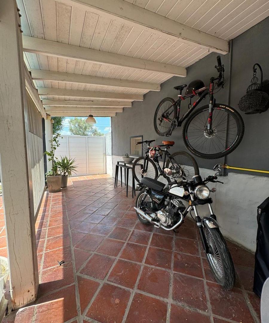Foto de VENTA - Casa excelente de 4 dormitorios con oficina y jardin con pileta, imagen 3