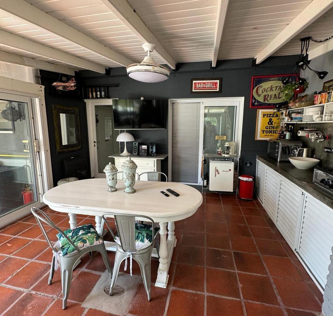 Foto de VENTA - Casa excelente de 4 dormitorios con oficina y jardin con pileta, imagen 4