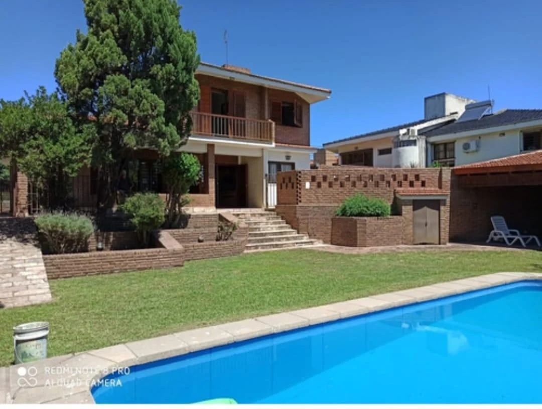 Casa en Alquiler temporario con pileta a metros de la costanera
