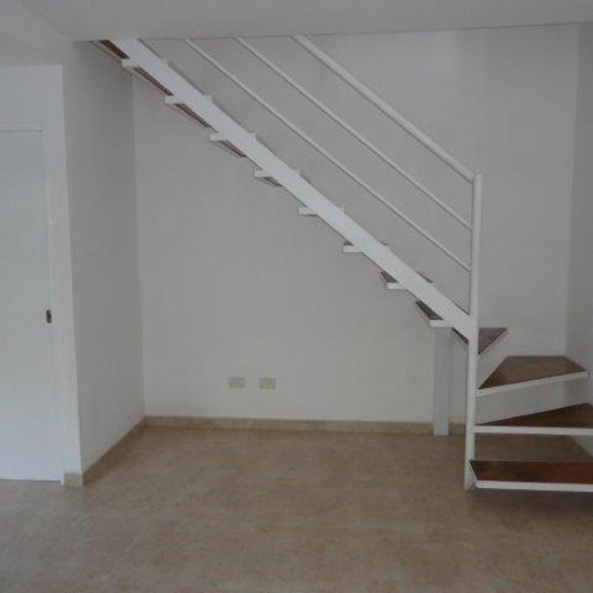 Foto de VENTA DE EXCELENTE DUPLEX 3 AMBIENTES EN LUIS GUILLÓN - 4 COCHERAS, imagen 2