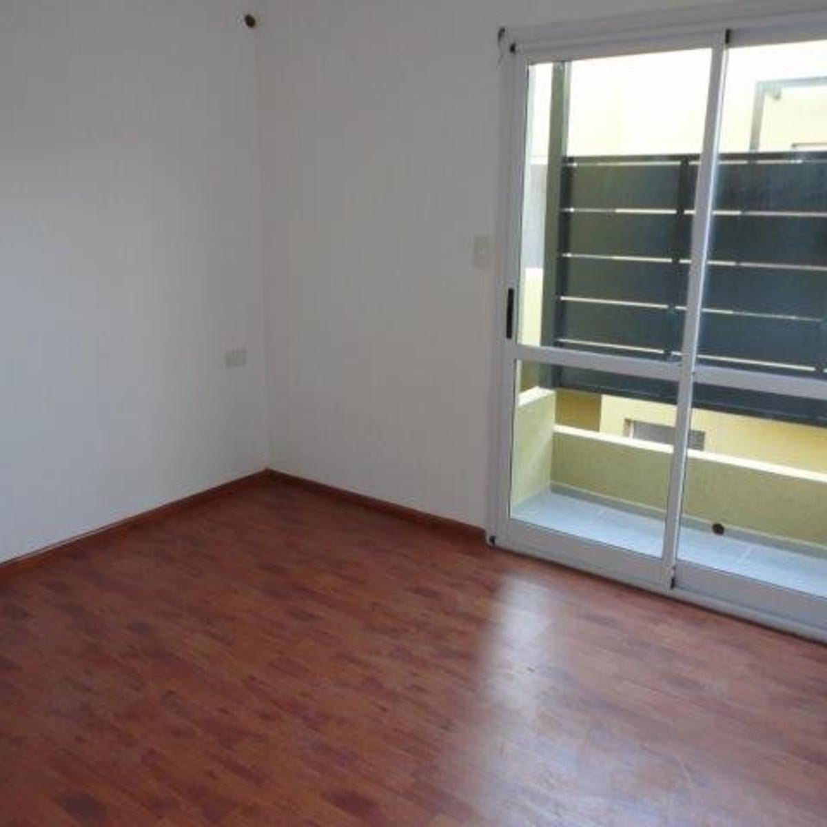 VENTA DE EXCELENTE DUPLEX 3 AMBIENTES EN LUIS GUILLÓN - 4 COCHERAS