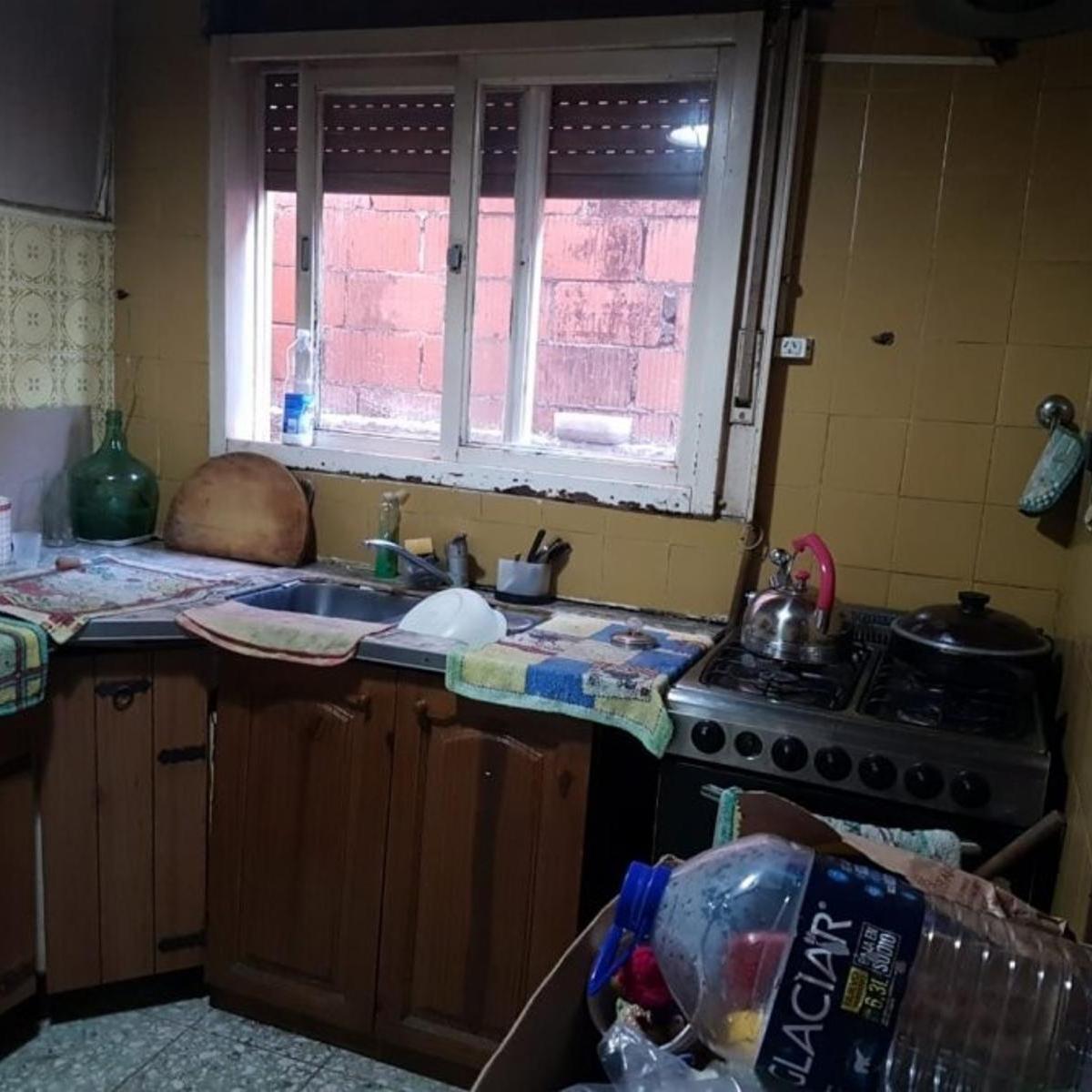 VENTA DE CASA 4 AMBIENTES UBICADA EN PLENO CENTRO DE MONTE GRANDE - APTA A CRÉDITO