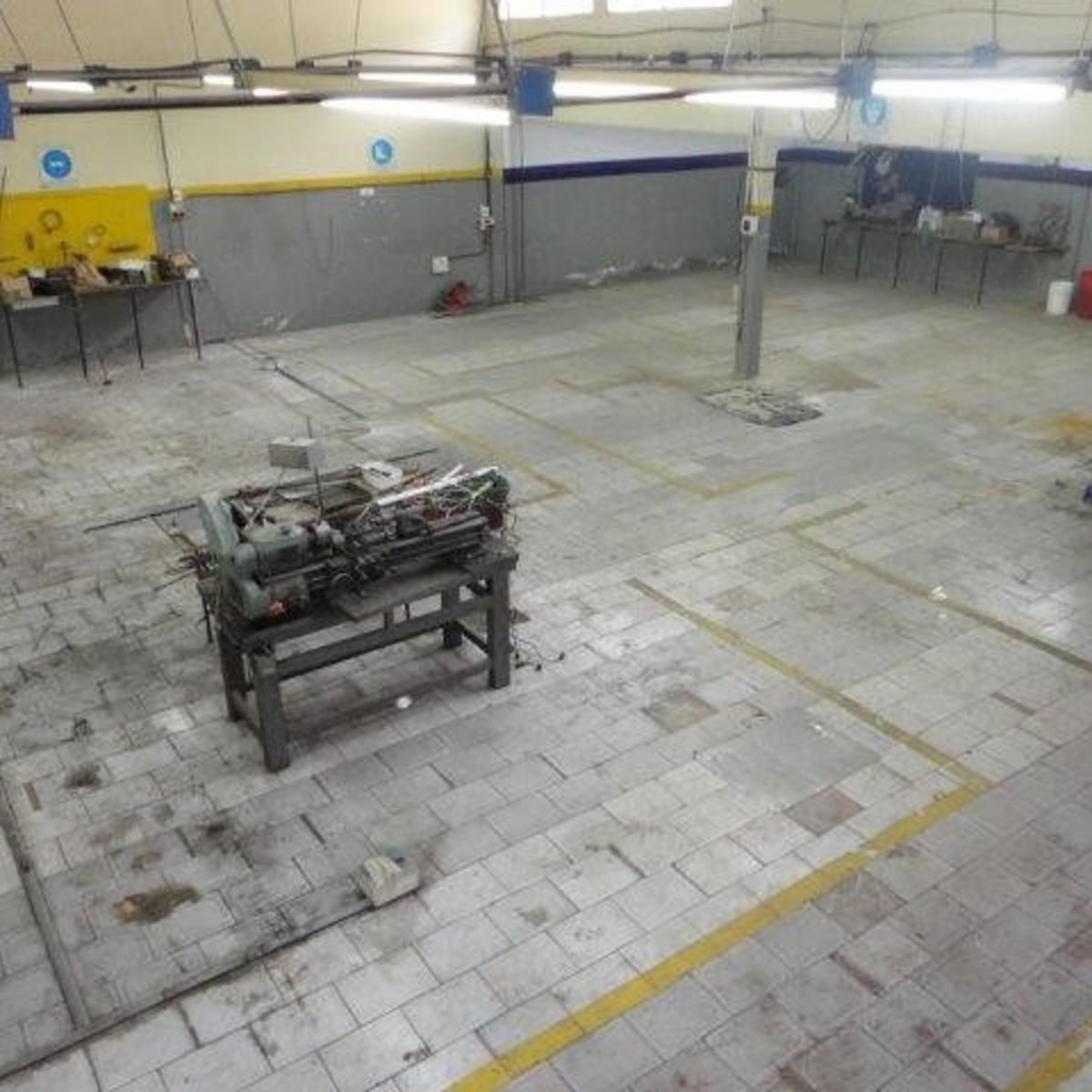 Venta de Excelente Galpon Industrial Y/o Comercial - a m de Garibaldi - Lomas de Zamora - 300 m 4
