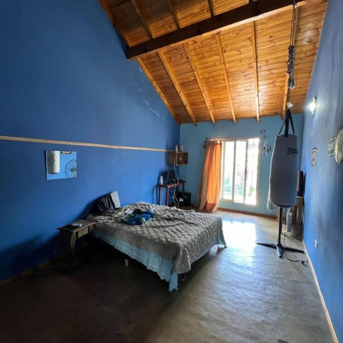Foto de VENTA DE CHALET 3 AMBIENTES CON COCHERA Y PILETA - AMPLIO LOTE LIBRE, imagen 4