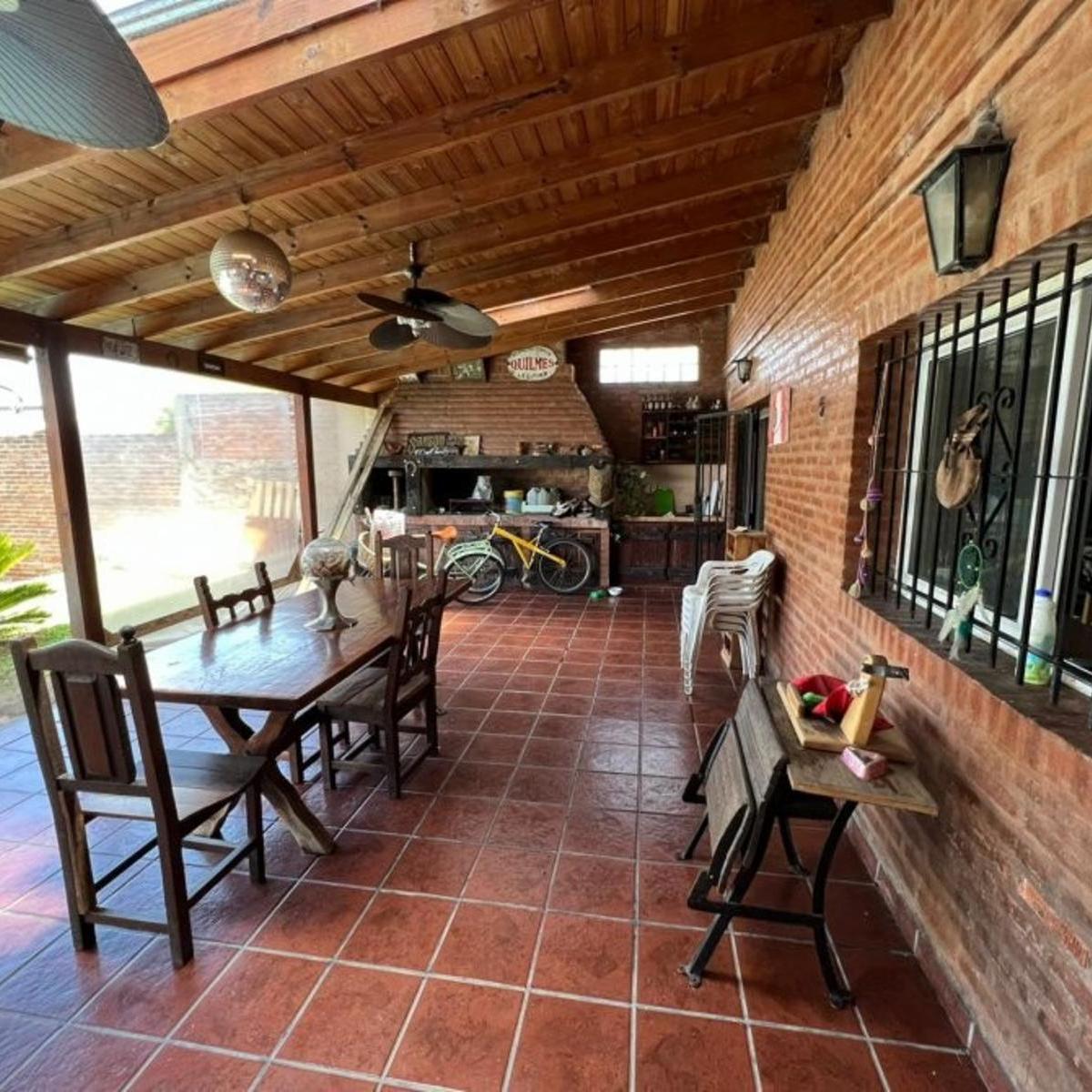 Foto de VENTA DE CHALET 3 AMBIENTES CON COCHERA Y PILETA - AMPLIO LOTE LIBRE, imagen 2