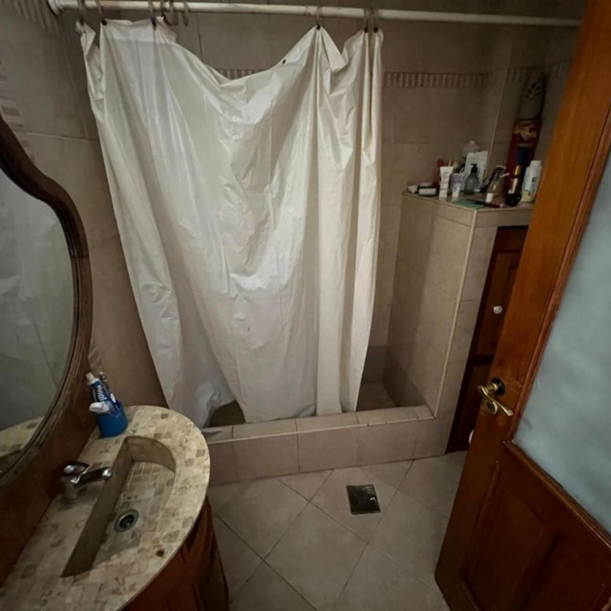 Foto de VENTA DE CHALET 3 AMBIENTES CON COCHERA Y PILETA - AMPLIO LOTE LIBRE, imagen 3