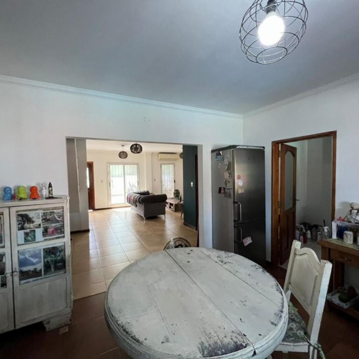 VENTA DE CHALET 3 AMBIENTES CON COCHERA Y PILETA - AMPLIO LOTE LIBRE - PILETA - MONTE GRANDE