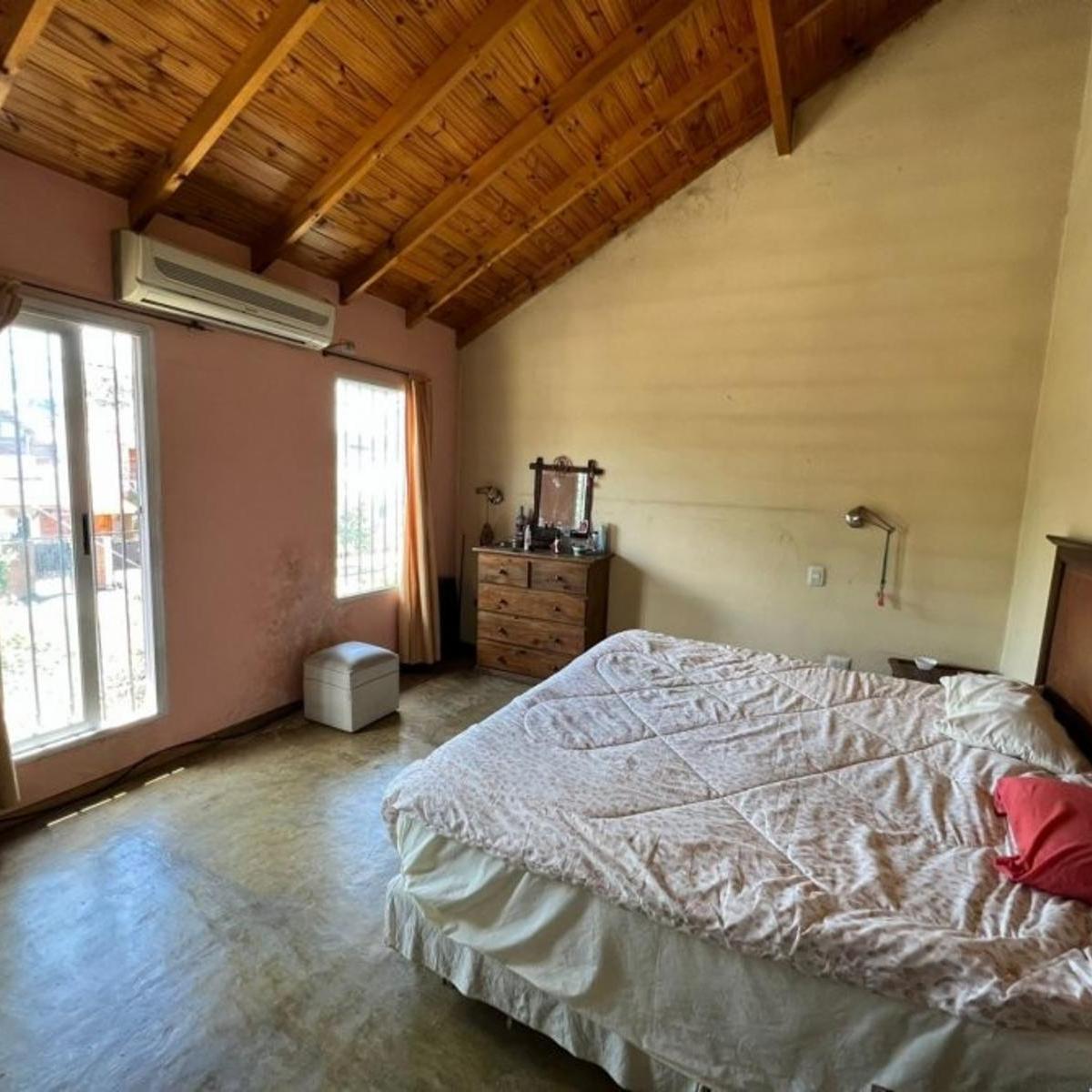 Foto de VENTA DE CHALET 3 AMBIENTES CON COCHERA Y PILETA - AMPLIO LOTE LIBRE, imagen 5