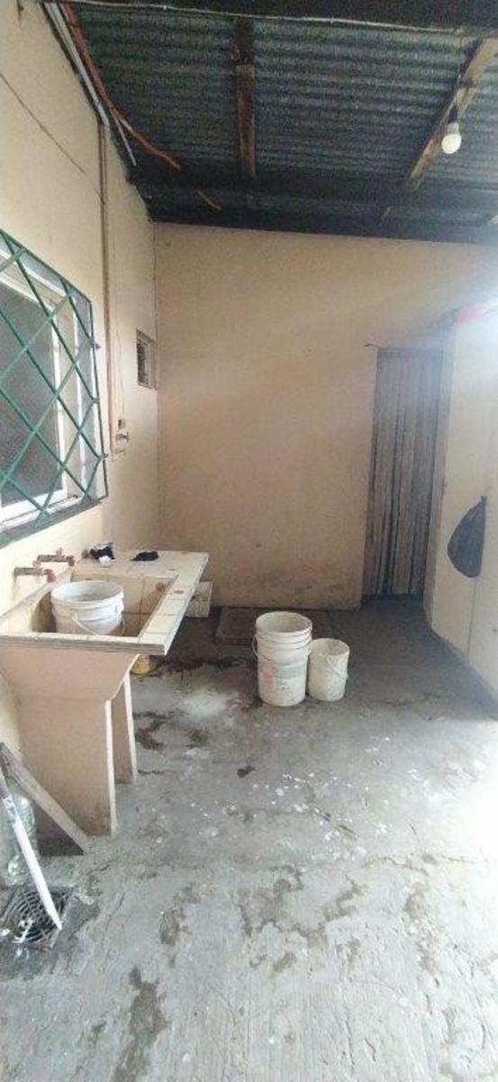 Foto de VENTA DE CASA 3 AMBIENTES MÁS LOCAL Y LAVADERO - EN ESQUINA - COCHERA, imagen 4