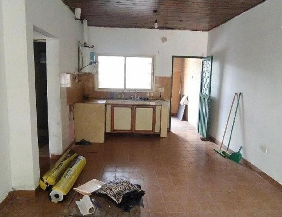 Foto de VENTA DE CASA 3 AMBIENTES MÁS LOCAL Y LAVADERO - EN ESQUINA - COCHERA, imagen 2