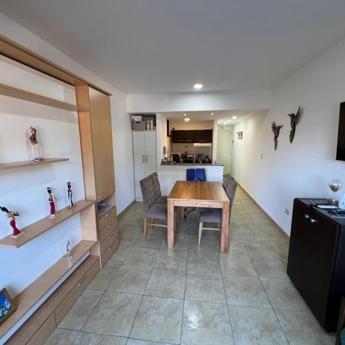 VENTA DE MONO AMBIENTE CON COCHERA CUBIERTA EN MONTE GRANDE CENTRO