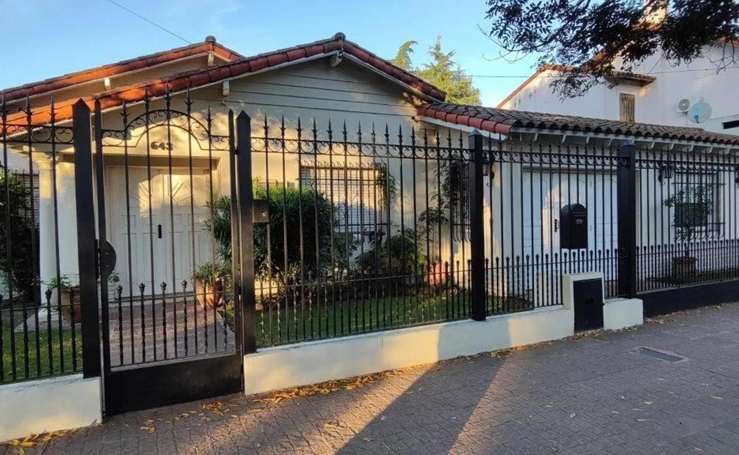 ALQUILER DE IMPECABLE CASA 9 AMBIENTES CON PILETA - LOTE DE 800 M² - MONTE GRANDE 2