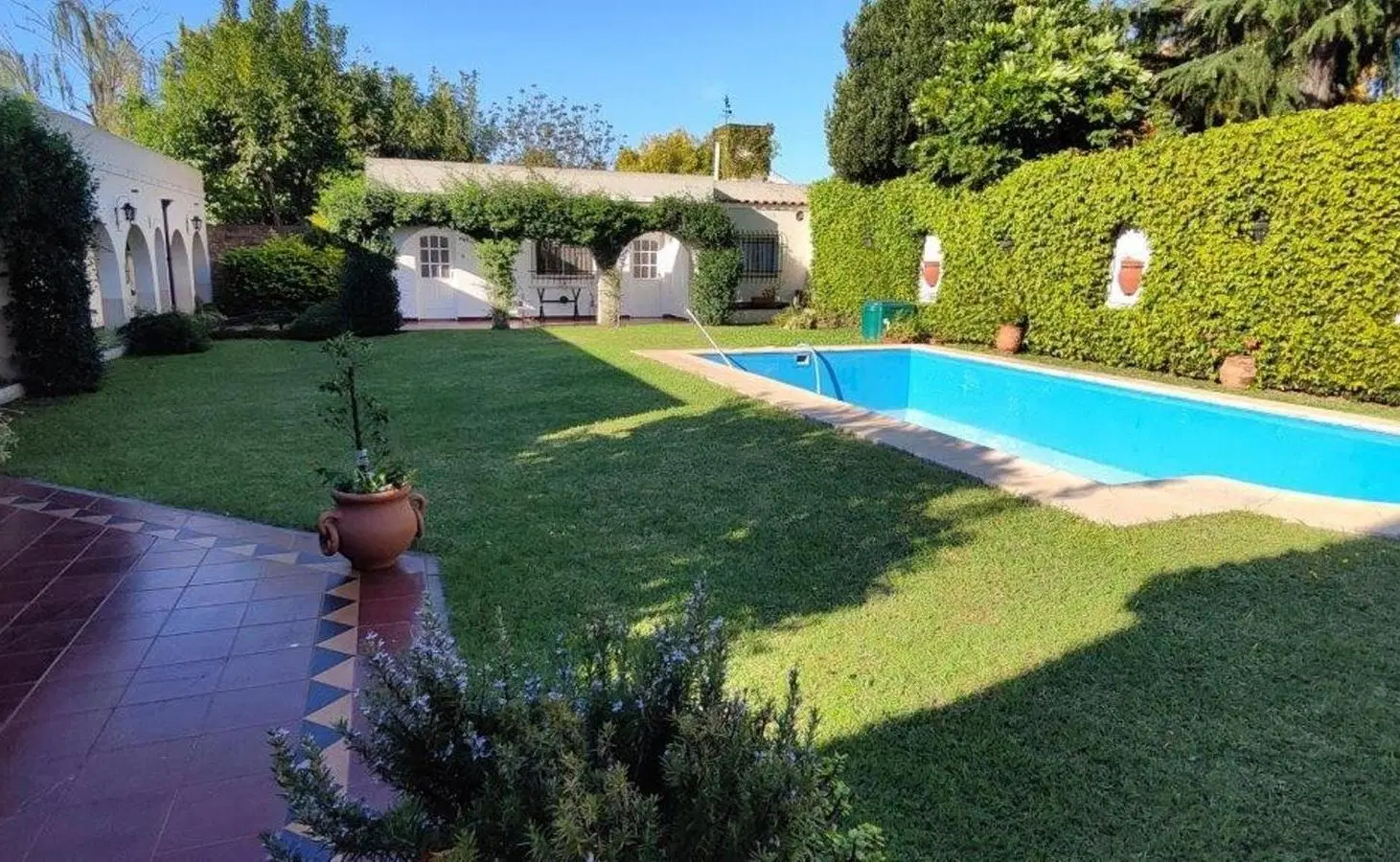 ALQUILER DE IMPECABLE CASA 9 AMBIENTES CON PILETA - LOTE DE 800 M² - MONTE GRANDE 4
