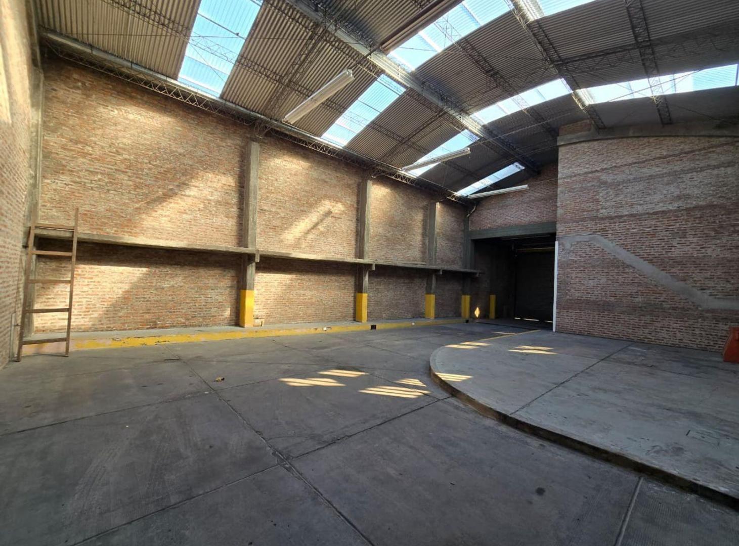 ALQUILER DE EXCELENTE GALPÓN DE 225 M² SOBRE AVENIDA PEDRO DEYER (LA COLORADA)