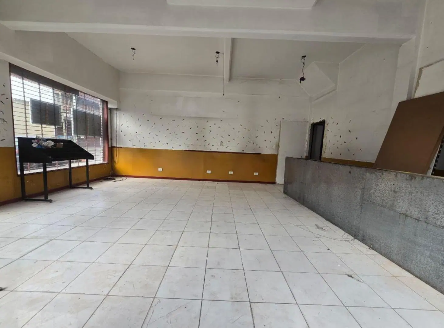 ALQUILER DE LOCAL EN ESQUINA SOBRE SANTAMARINA EN MONTE GRANDE - 50 M² 4