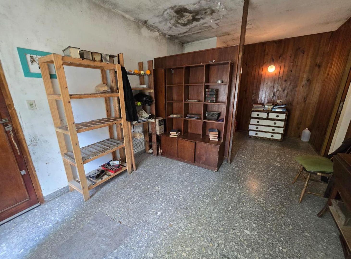 Foto de VENTA DE CASA 3 AMBIENTES EN LUIS GUILLÓN - CON COCHERA - A REFACCIONAR, imagen 2