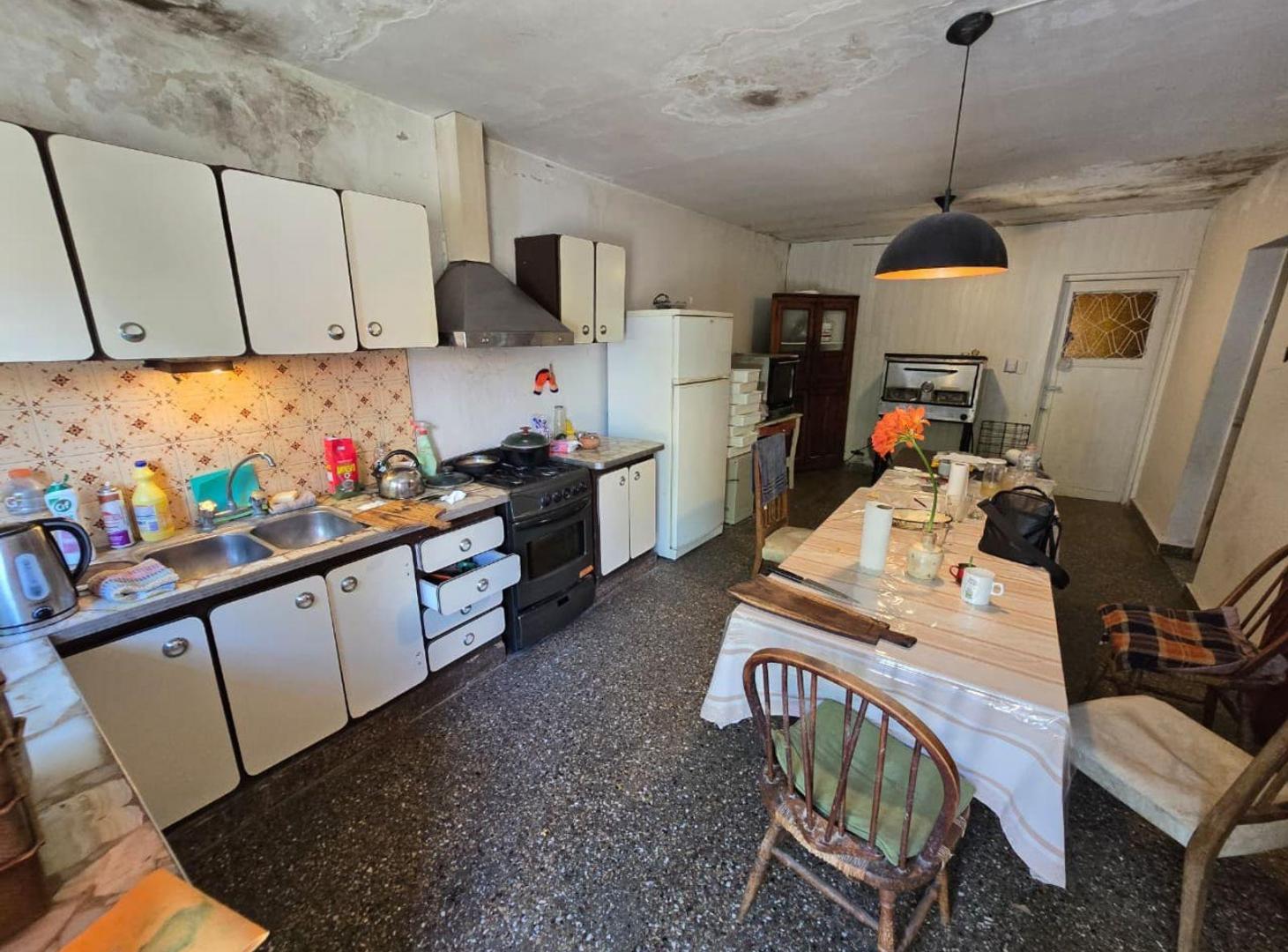 Foto de VENTA DE CASA 3 AMBIENTES EN LUIS GUILLÓN - CON COCHERA - A REFACCIONAR, imagen 4
