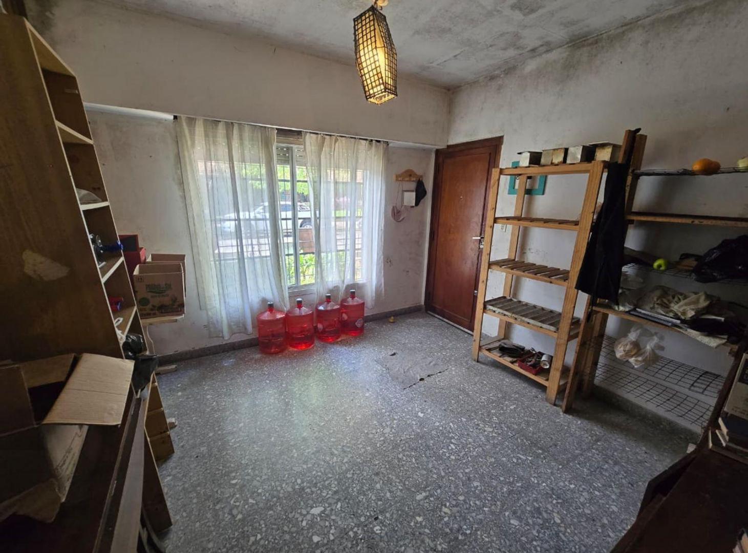 Foto de VENTA DE CASA 3 AMBIENTES EN LUIS GUILLÓN - CON COCHERA - A REFACCIONAR, imagen 3