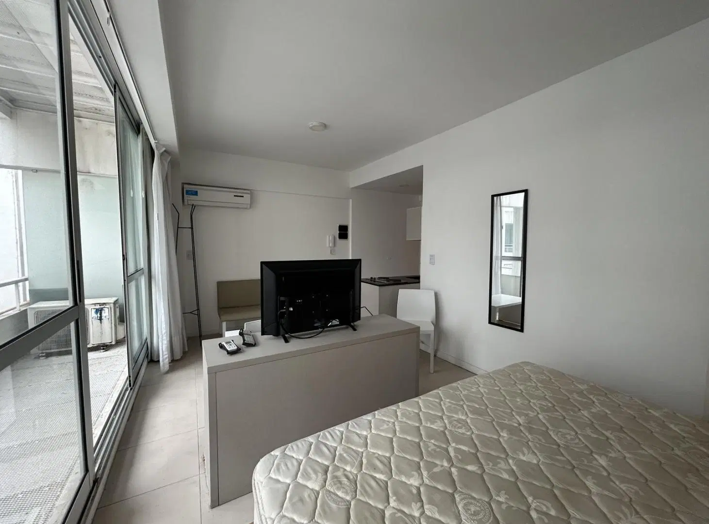 Departamento monoambiente en alquiler en Monserrat 3