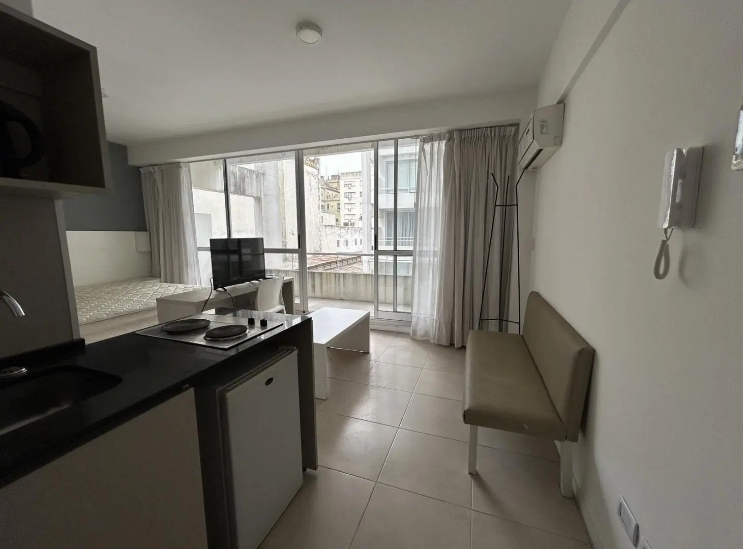 Departamento monoambiente en alquiler en Monserrat 5