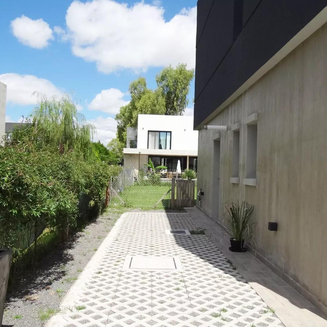 Casa en Venta Country Las Golondrinas Hudson Berazategui 2
