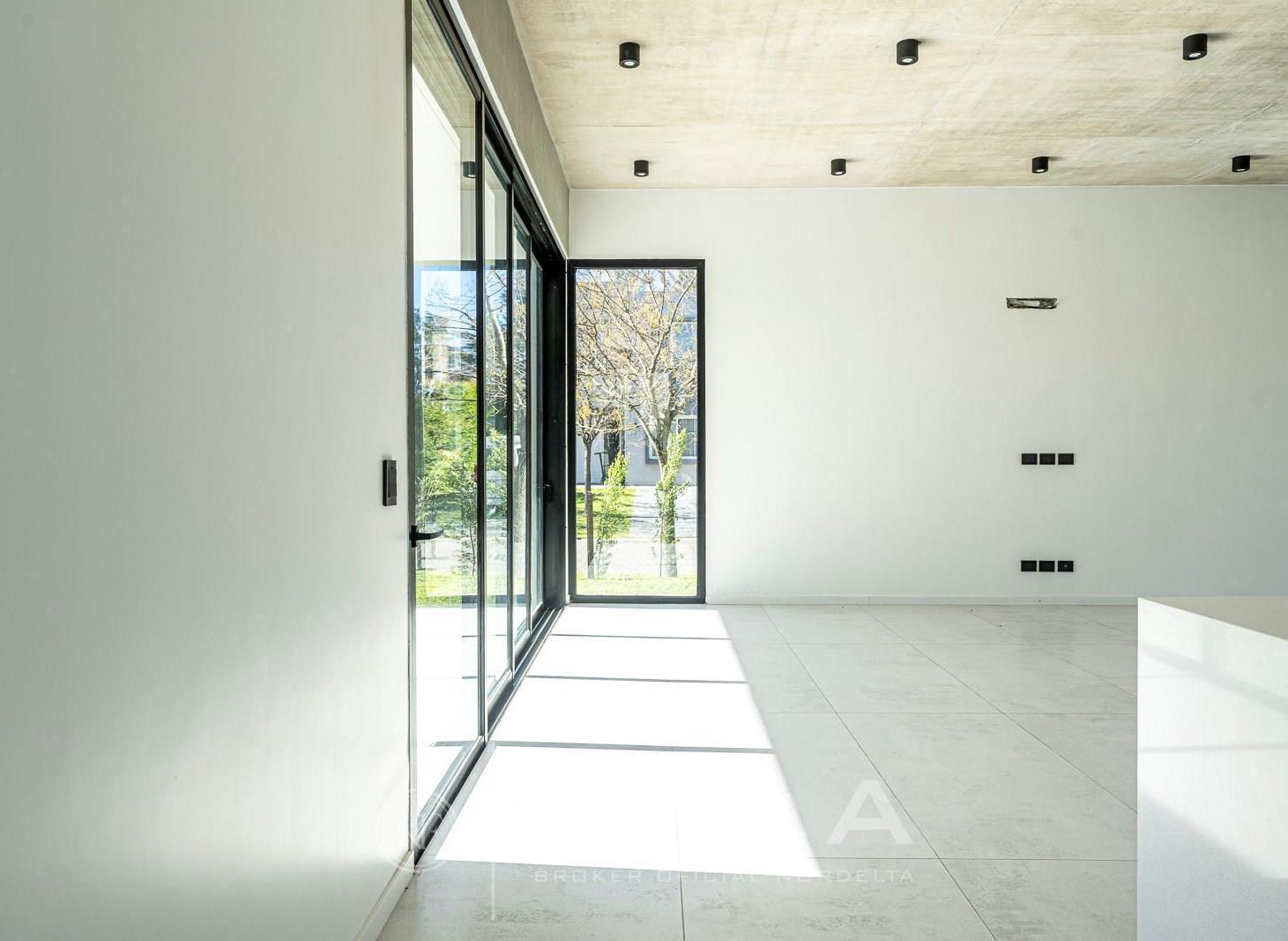 Foto de Moderna casa en Tipas – lote en esquina - 3 suites, imagen 2