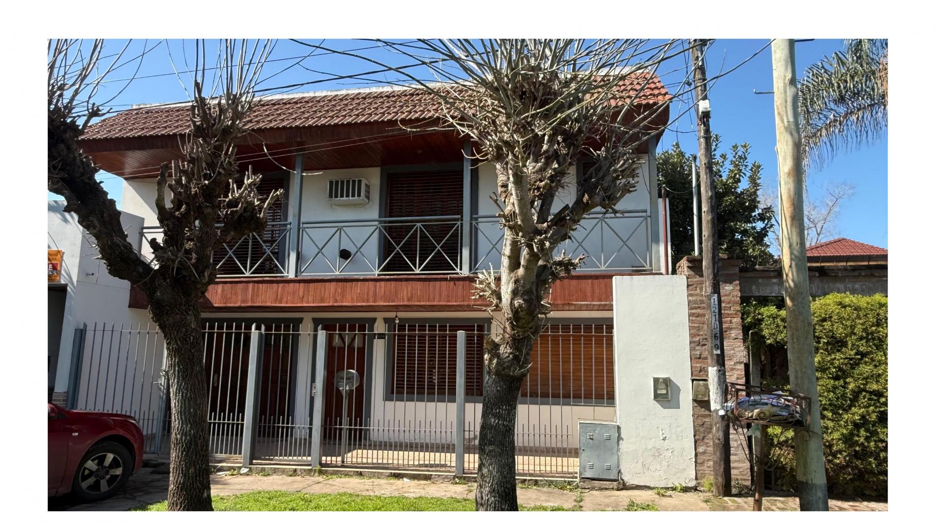 PH AL FRENTE de 2 plantas. Barrio San Carlos