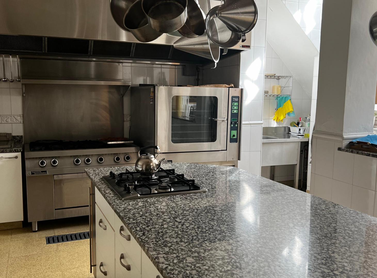 Foto de CASA EN VENTA - 12 y 48 La Plata. 2 Plantas - Cocina Gastronómica., imagen 2