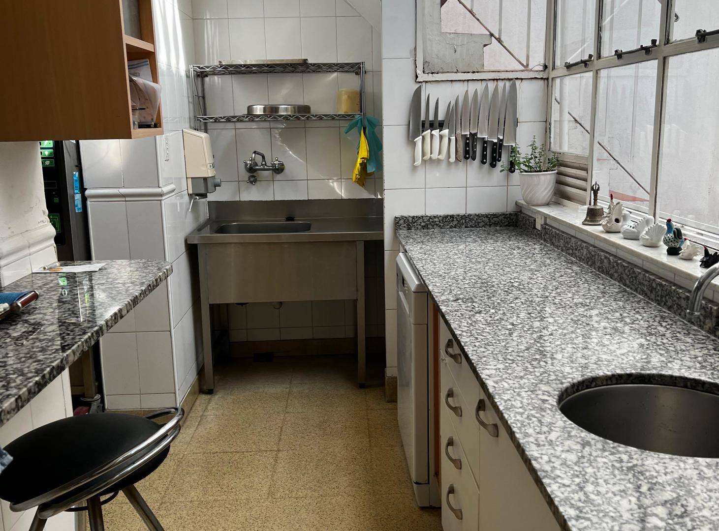 Foto de CASA EN VENTA - 12 y 48 La Plata. 2 Plantas - Cocina Gastronómica., imagen 4