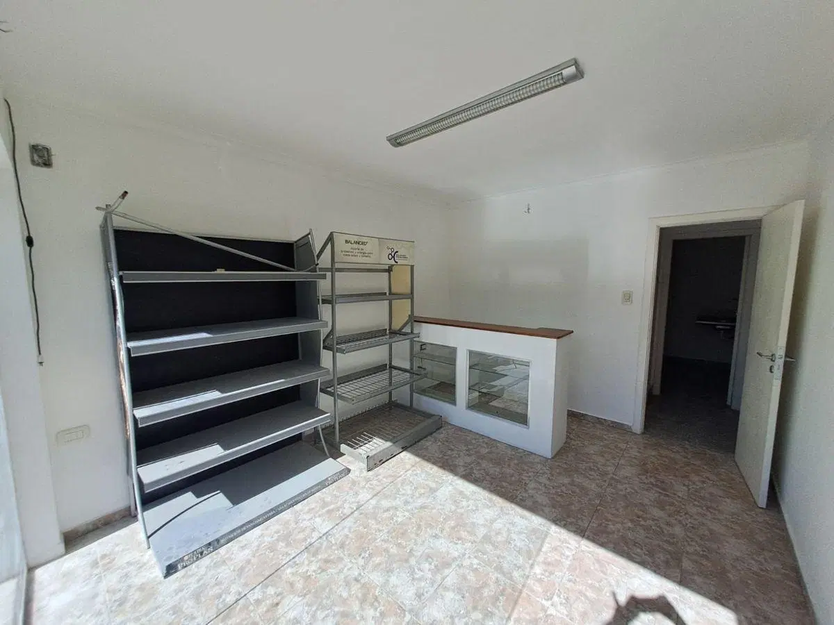 ALQUILER LOCAL, con dependencias, 501 casi 14 . Gonnet 4