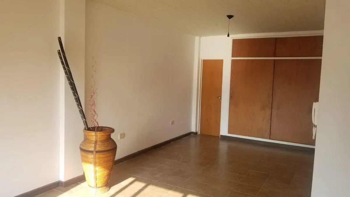 ALQUILER – Monoambiente con balcón – 67 e/ 4 y 5 3
