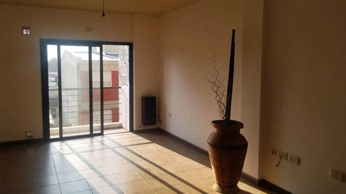 ALQUILER – Monoambiente con balcón – 67 e/ 4 y 5 5