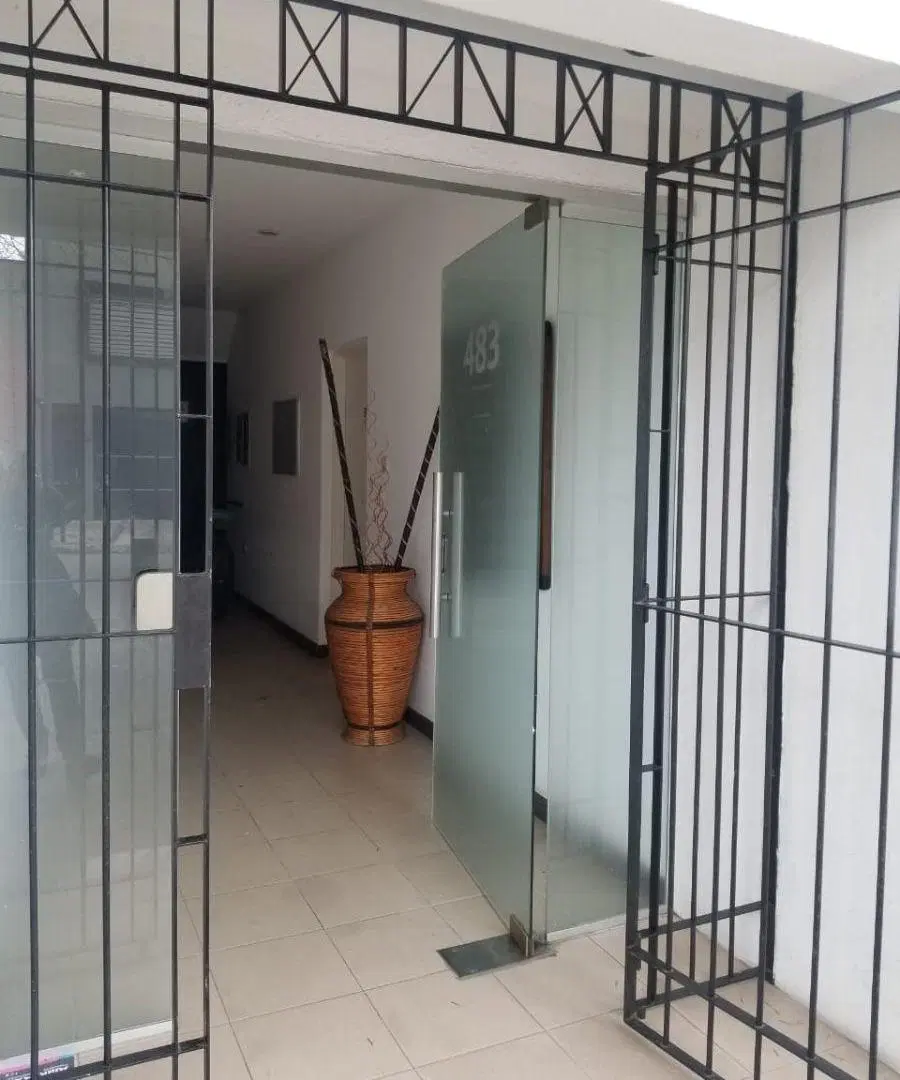 ALQUILER – Monoambiente con balcón – 67 e/ 4 y 5 4