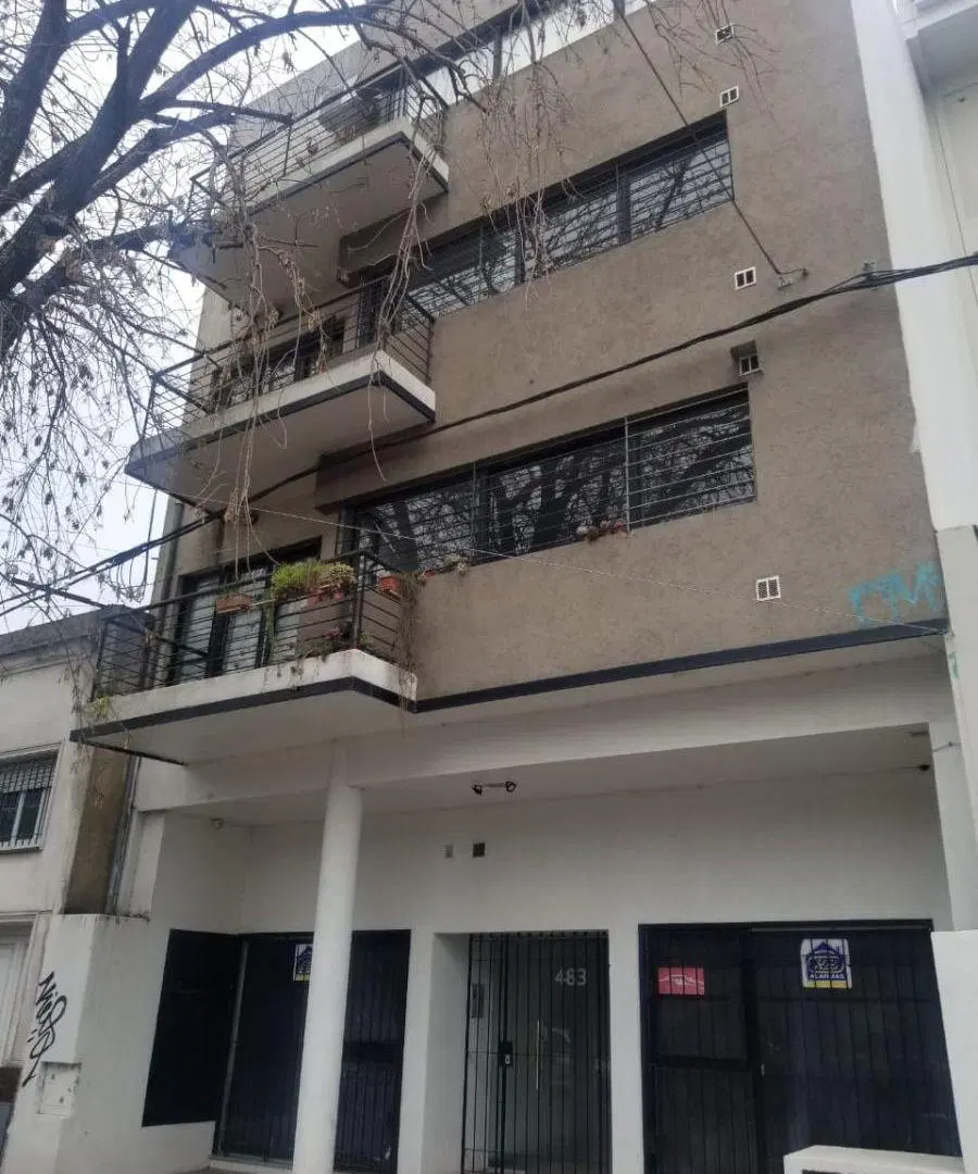 ALQUILER – Monoambiente con balcón – 67 e/ 4 y 5 1
