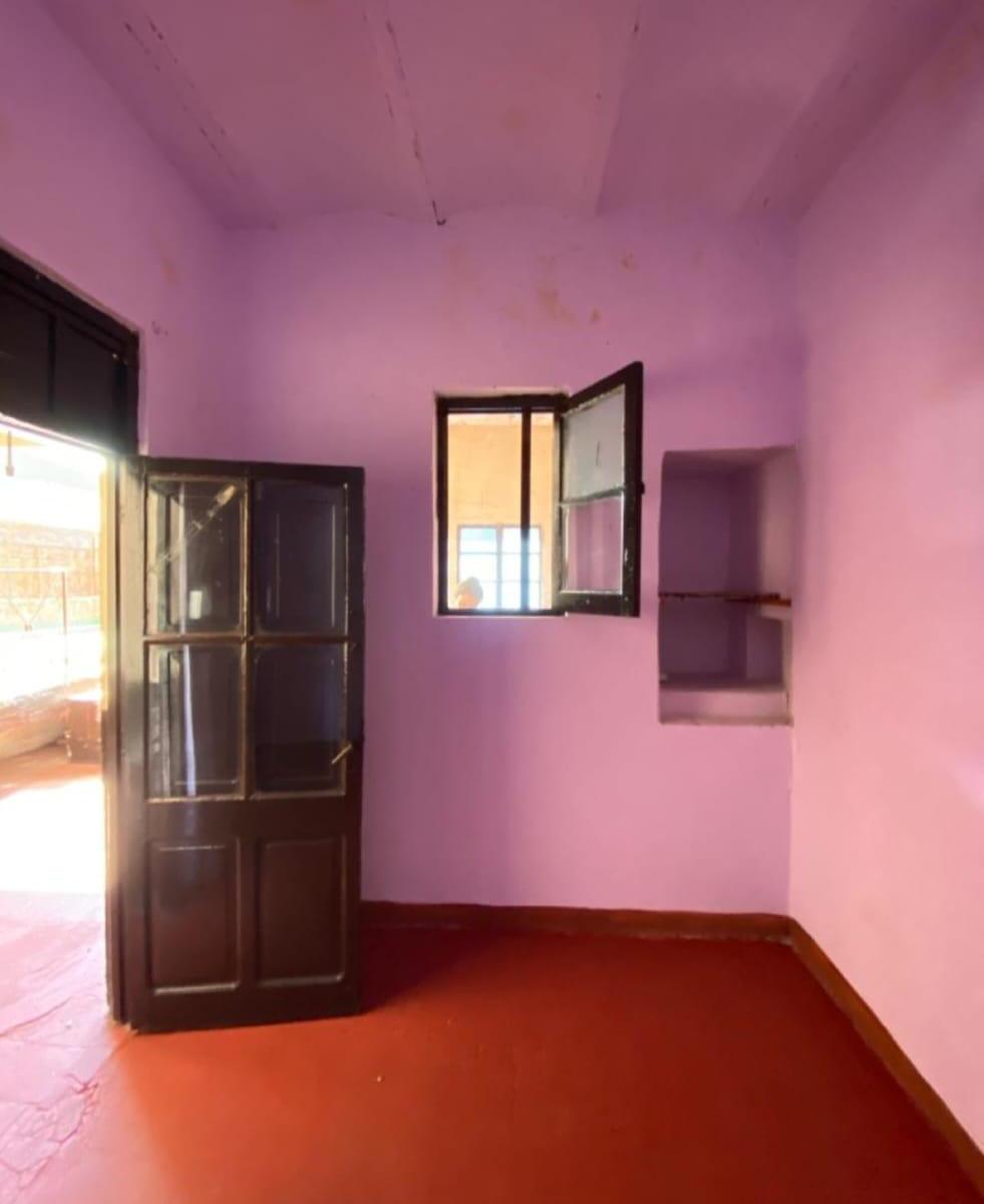 Propiedad con Local de 200m2 en planta baja y casa de 7 habitaciones en planta alta a reciclar