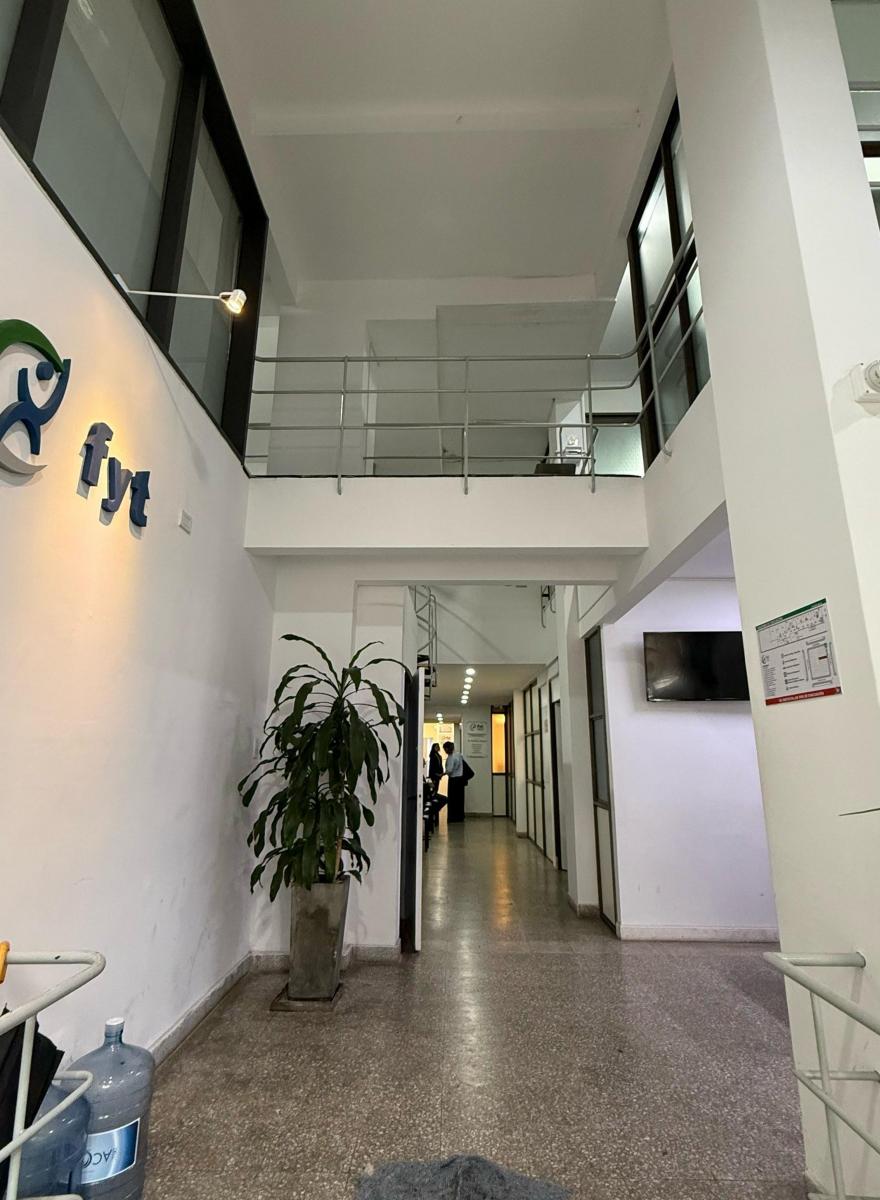 LOCAL/OFICINA DE 430 m2 (815 US$/m2), A LA CALLE IDEAL INSTITUCIONES, COWORKING