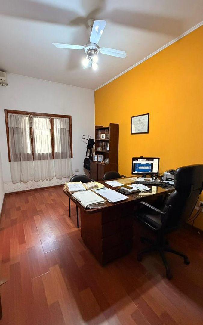 Casa en planta baja en PH 3 dormitorios, terraza con parrillero. Posibilidad de uso comercial/profes